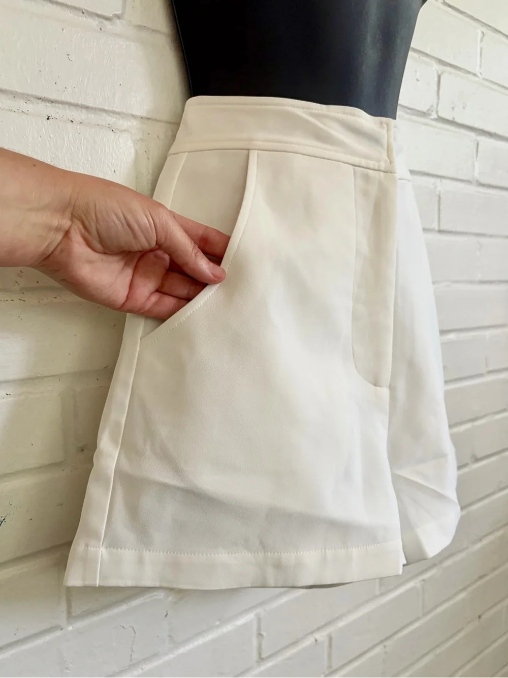 Amanda Uprichard Reeves Mid-Rise Shorts in White, SZ XS (0) 🐚 - Picture 3 of 9